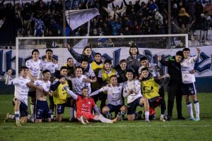 Atenas lo ganó en el último suspiro y se prende arriba